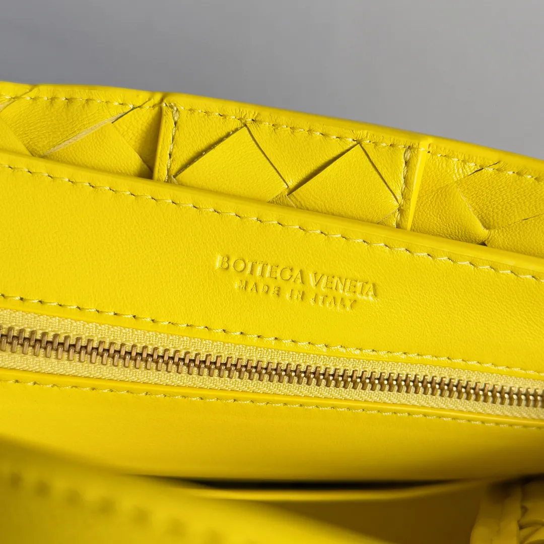 The 2023 new Andiamo batch of 1860 BV has been shipped‼ ️Really popular🔥The new Andiamo woven handbag launched by Bottega Veneta this season is really popular all over the world! ! Celebrities at home and abroad have worn it, and Oscar-winning actress Michelle Yeoh has taken it out on the street. Song Jia, Trai Yara, Yu Feihong, Sanji Ayaka, Rosie Hunting-Whiteley, Yoshioka Riho, etc. have all picked up this bag. It is classic and versatile, showing off its temperament, and the bag capacity is also large, which is very convenient for daily commuting! ! A variety of carrying methods, the shoulder straps can be adjusted by yourself, the original lambskin feels soft and delicate, and the unisex style breaks gender boundaries and brings a more practical and longer-lasting use experience. Andiamo, which has both elegant and casual styles, perfectly interprets the true appearance of "fashionable old money style". Style number: 743568 Size: 25*22*10.5cm